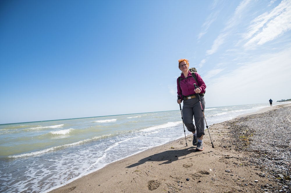 Felice Meer als Pilgerin am Meer, long distance hiking, Langstreckenwanderin mit Rucksack